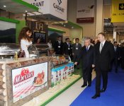 Президент Ильхам Алиев ознакомился с международными выставками пищевой промышленности и сельского хозяйства (ФОТО)