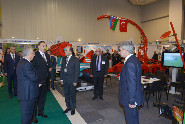 Президент Ильхам Алиев ознакомился с международными выставками пищевой промышленности и сельского хозяйства (ФОТО)