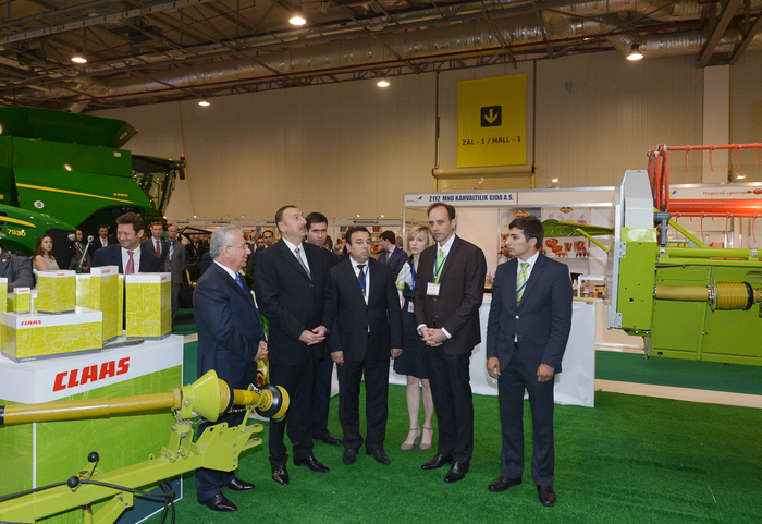 Президент Ильхам Алиев ознакомился с международными выставками пищевой промышленности и сельского хозяйства (ФОТО)