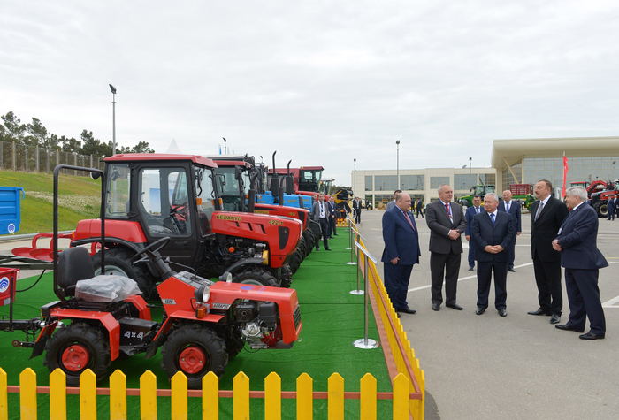 Президент Ильхам Алиев ознакомился с международными выставками пищевой промышленности и сельского хозяйства (ФОТО)