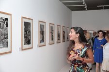 Лейла Алиева ознакомилась с выставкой выдающегося фотографа XX века Анри Картье-Брессона  в Центре Гейдара Алиева (ФОТО)