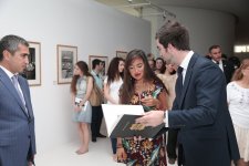 Лейла Алиева ознакомилась с выставкой выдающегося фотографа XX века Анри Картье-Брессона  в Центре Гейдара Алиева (ФОТО)