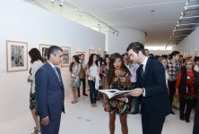 Лейла Алиева ознакомилась с выставкой выдающегося фотографа XX века Анри Картье-Брессона  в Центре Гейдара Алиева (ФОТО)