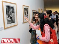 Лейла Алиева ознакомилась с выставкой выдающегося фотографа XX века Анри Картье-Брессона  в Центре Гейдара Алиева (ФОТО)