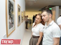 Лейла Алиева ознакомилась с выставкой выдающегося фотографа XX века Анри Картье-Брессона  в Центре Гейдара Алиева (ФОТО)