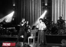 Первый соло-концерт Натаван Хабиби "Dinlə" - красочные видеоинсталяции, selfi, праздничный торт (ФОТО)