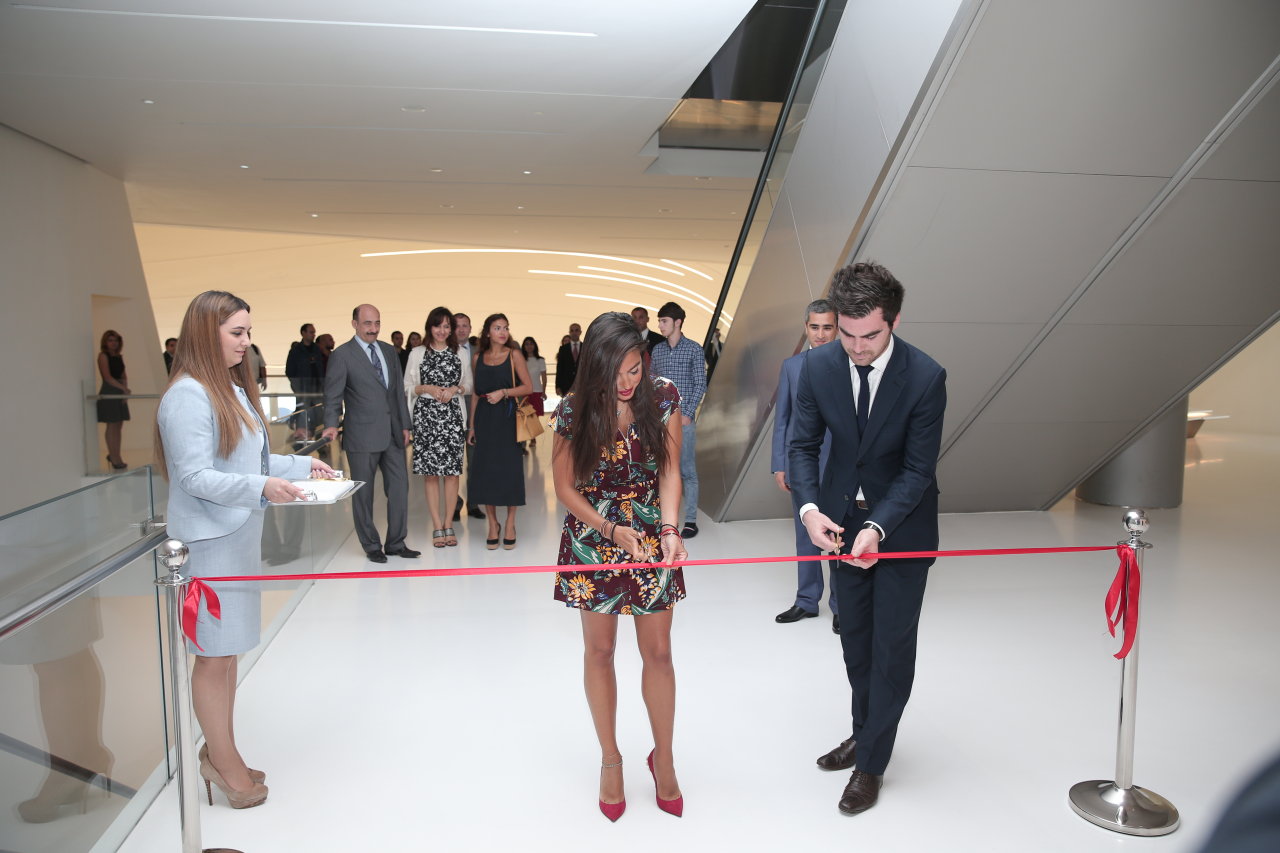 Лейла Алиева ознакомилась с выставкой выдающегося фотографа XX века Анри Картье-Брессона  в Центре Гейдара Алиева (ФОТО)