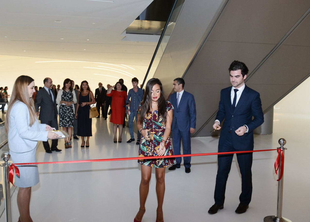 Лейла Алиева ознакомилась с выставкой выдающегося фотографа XX века Анри Картье-Брессона  в Центре Гейдара Алиева (ФОТО)