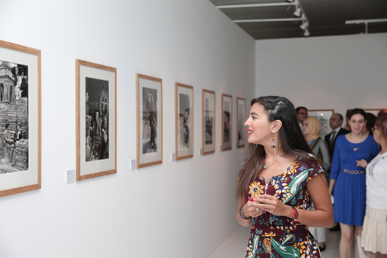 Лейла Алиева ознакомилась с выставкой выдающегося фотографа XX века Анри Картье-Брессона  в Центре Гейдара Алиева (ФОТО)