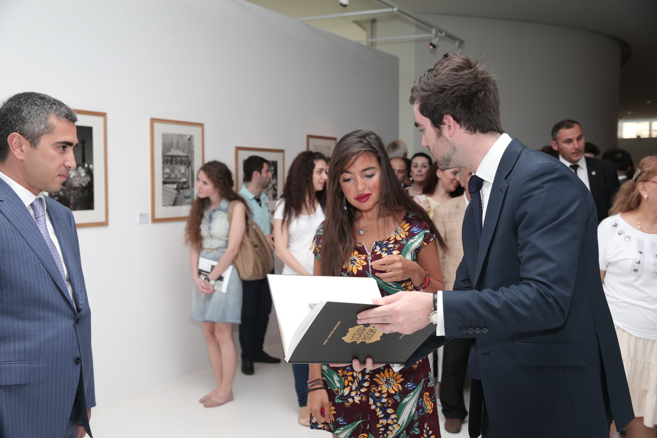 Лейла Алиева ознакомилась с выставкой выдающегося фотографа XX века Анри Картье-Брессона  в Центре Гейдара Алиева (ФОТО)