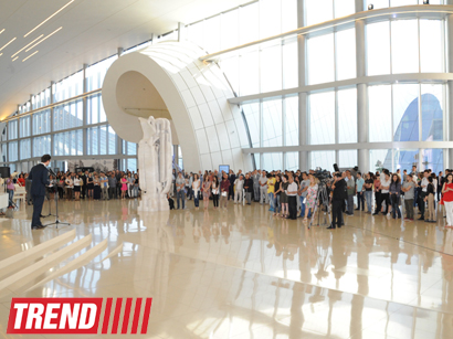 Лейла Алиева ознакомилась с выставкой выдающегося фотографа XX века Анри Картье-Брессона  в Центре Гейдара Алиева (ФОТО)