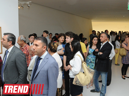 Лейла Алиева ознакомилась с выставкой выдающегося фотографа XX века Анри Картье-Брессона  в Центре Гейдара Алиева (ФОТО)