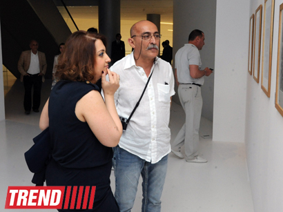 Лейла Алиева ознакомилась с выставкой выдающегося фотографа XX века Анри Картье-Брессона  в Центре Гейдара Алиева (ФОТО)