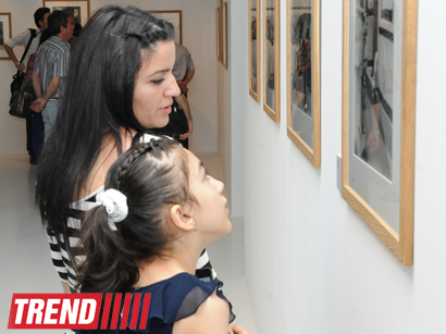 Лейла Алиева ознакомилась с выставкой выдающегося фотографа XX века Анри Картье-Брессона  в Центре Гейдара Алиева (ФОТО)