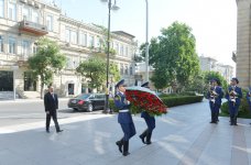 Президент Ильхам Алиев посетил монумент, воздвигнутый в честь Азербайджанской Демократической Республики  (ФОТО)