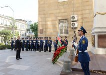 Президент Ильхам Алиев посетил монумент, воздвигнутый в честь Азербайджанской Демократической Республики  (ФОТО)