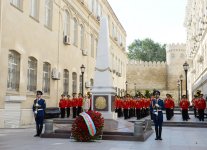 Президент Ильхам Алиев посетил монумент, воздвигнутый в честь Азербайджанской Демократической Республики  (ФОТО)