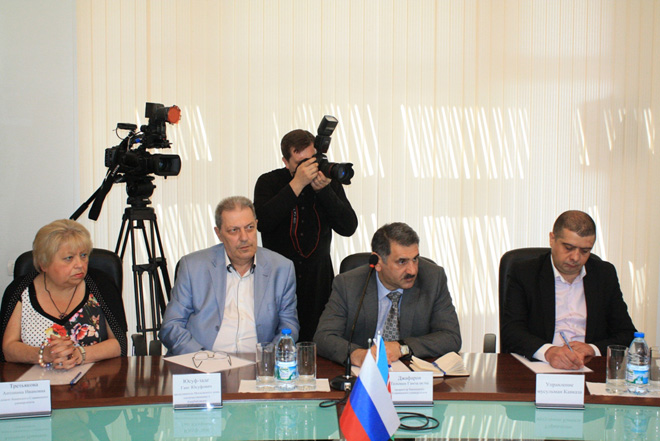 Сохранение духовности России и Азербайджана - круглый стол в Баку (ФОТО)