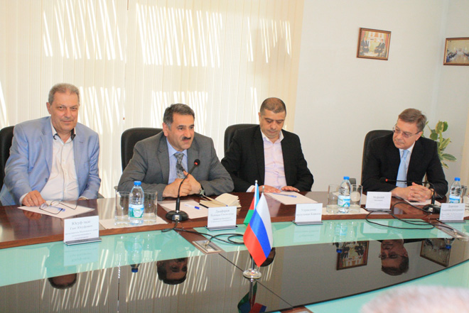 Сохранение духовности России и Азербайджана - круглый стол в Баку (ФОТО)