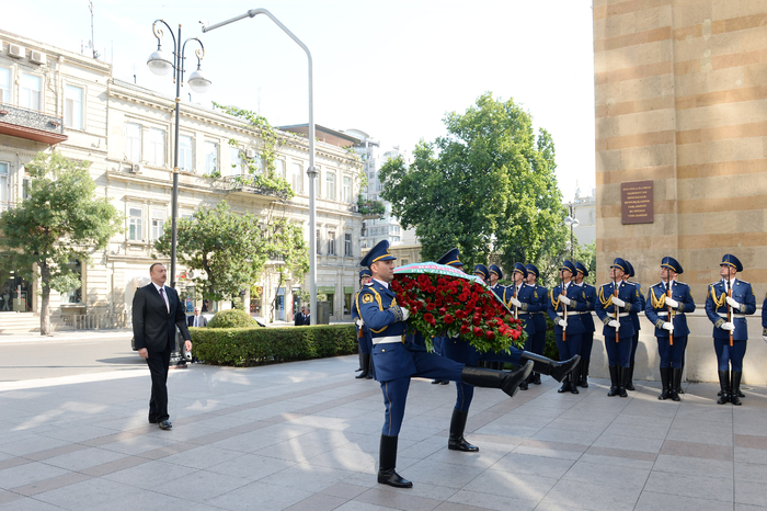 Президент Ильхам Алиев посетил монумент, воздвигнутый в честь Азербайджанской Демократической Республики  (ФОТО)