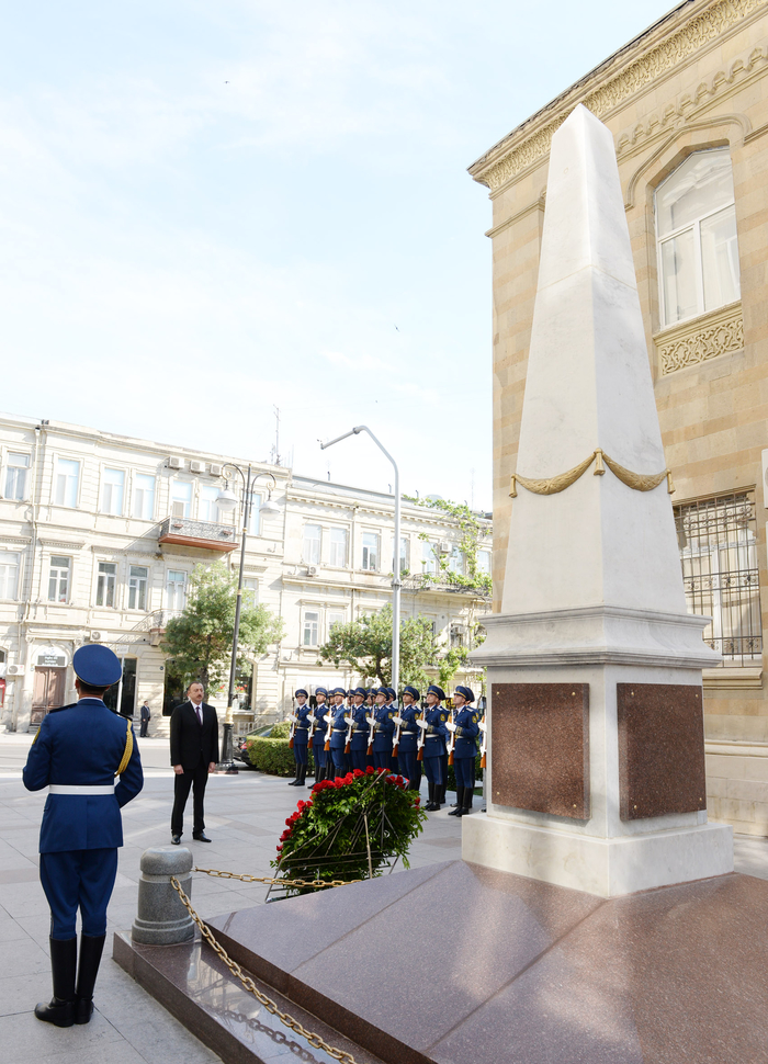 Президент Ильхам Алиев посетил монумент, воздвигнутый в честь Азербайджанской Демократической Республики  (ФОТО)