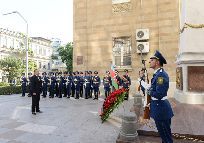 Президент Ильхам Алиев посетил монумент, воздвигнутый в честь Азербайджанской Демократической Республики  (ФОТО)