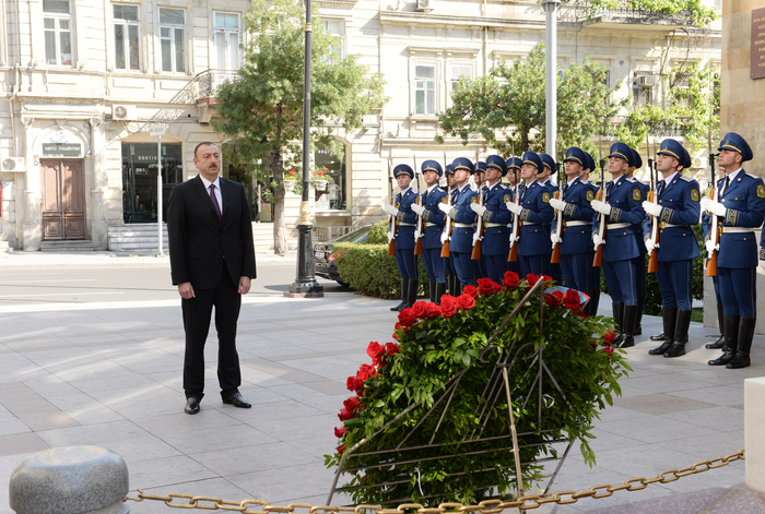 Президент Ильхам Алиев посетил монумент, воздвигнутый в честь Азербайджанской Демократической Республики  (ФОТО)