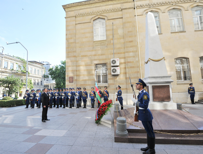 Президент Ильхам Алиев посетил монумент, воздвигнутый в честь Азербайджанской Демократической Республики  (ФОТО)