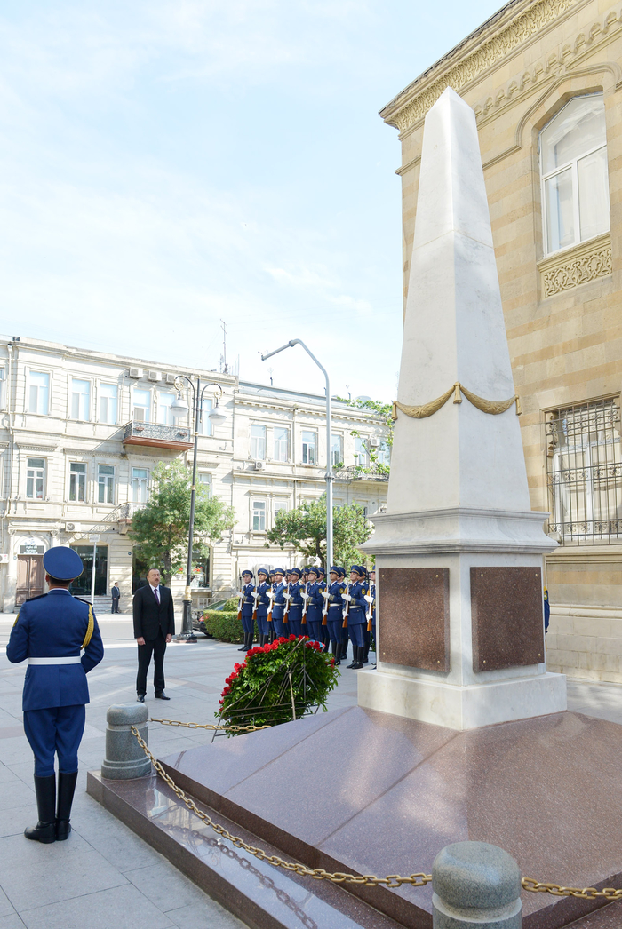 Президент Ильхам Алиев посетил монумент, воздвигнутый в честь Азербайджанской Демократической Республики  (ФОТО)