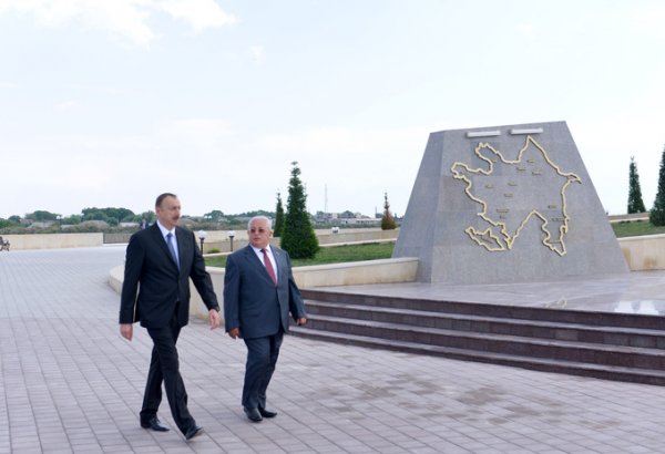 Ильхам Алиев ознакомился с условиями, созданными на Площади флага в Нефтчале (ФОТО)