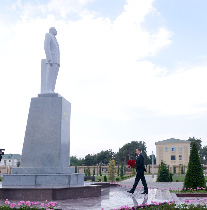 Президент Азербайджана прибыл в Нефтчалинский район (ФОТО)