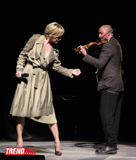 Баку увидел новую Патрисию Каас – озорную и взрывную: потрясающий концерт "Kaas Chante Piaf" (ФОТО)