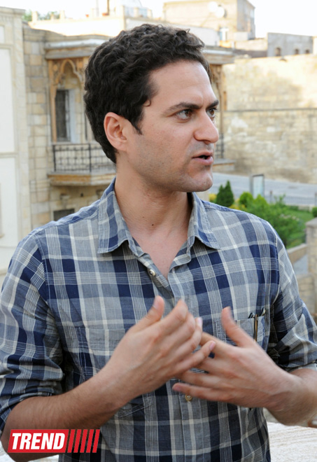 В галерее YAY открылась персональная выставка иранского концептуального художника Махмуда Бахши “TalkCloud” (ФОТО)