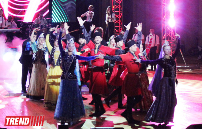 Нури Охлаждающий и Джейн представили в Баку красочное шоу "Скажи, что люблю" (ФОТО)