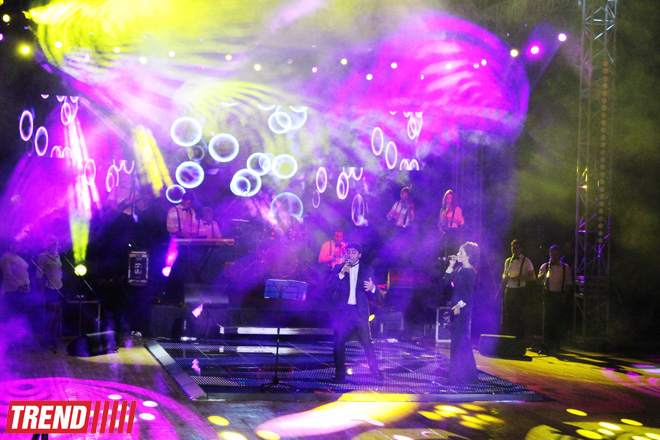 Нури Охлаждающий и Джейн представили в Баку красочное шоу "Скажи, что люблю" (ФОТО)