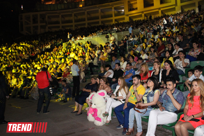 Нури Охлаждающий и Джейн представили в Баку красочное шоу "Скажи, что люблю" (ФОТО)