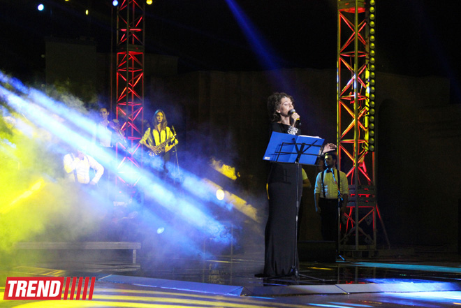 Нури Охлаждающий и Джейн представили в Баку красочное шоу "Скажи, что люблю" (ФОТО)