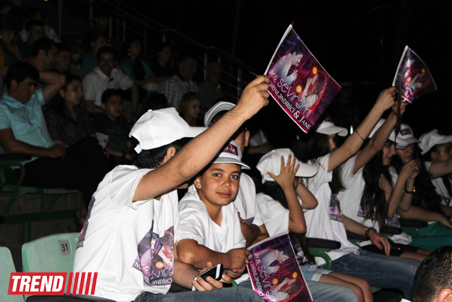 Нури Охлаждающий и Джейн представили в Баку красочное шоу "Скажи, что люблю" (ФОТО)