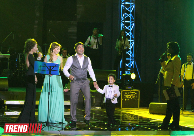 Нури Охлаждающий и Джейн представили в Баку красочное шоу "Скажи, что люблю" (ФОТО)