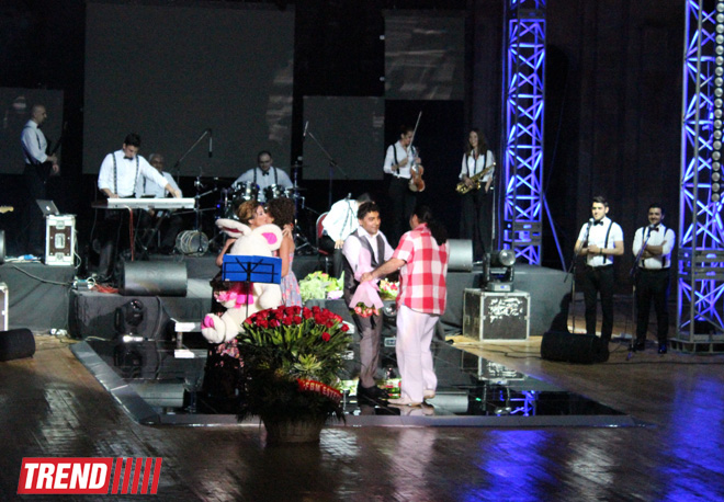 Нури Охлаждающий и Джейн представили в Баку красочное шоу "Скажи, что люблю" (ФОТО)