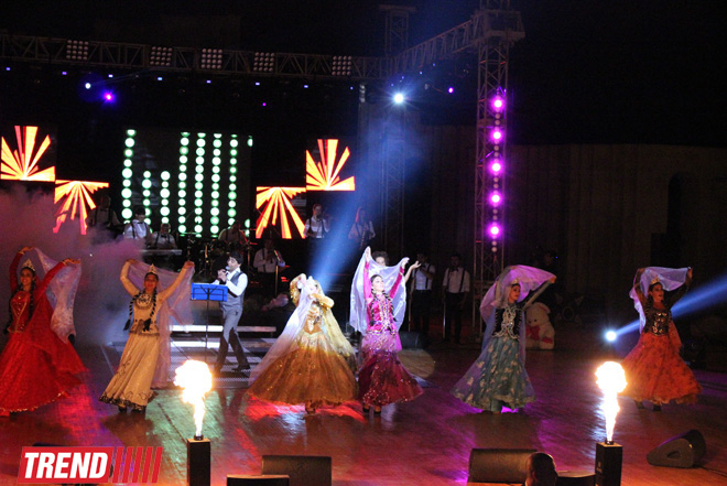 Нури Охлаждающий и Джейн представили в Баку красочное шоу "Скажи, что люблю" (ФОТО)