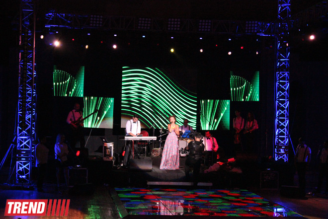 Нури Охлаждающий и Джейн представили в Баку красочное шоу "Скажи, что люблю" (ФОТО)