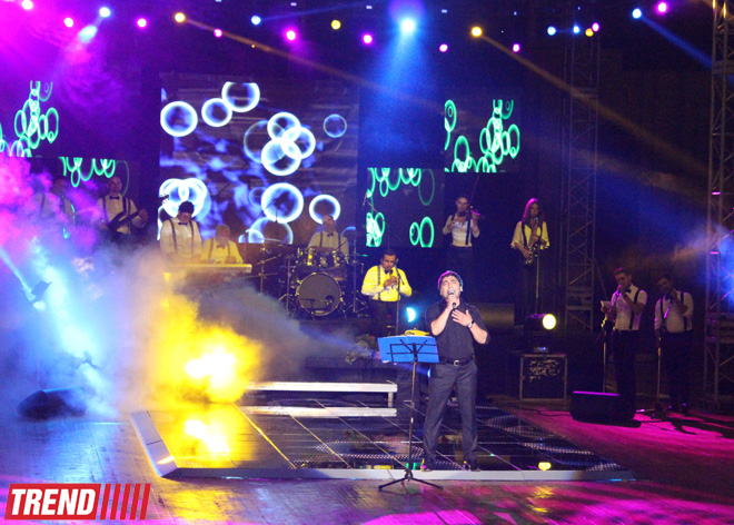 Нури Охлаждающий и Джейн представили в Баку красочное шоу "Скажи, что люблю" (ФОТО)