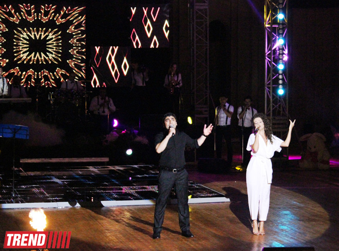 Нури Охлаждающий и Джейн представили в Баку красочное шоу "Скажи, что люблю" (ФОТО)
