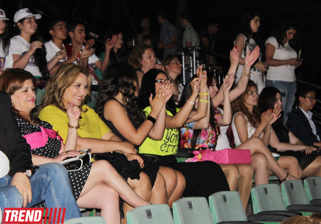 Нури Охлаждающий и Джейн представили в Баку красочное шоу "Скажи, что люблю" (ФОТО)