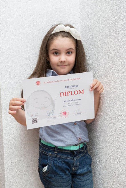 В Баку прошла выставка учеников художественной школы Arts School "Мир красок" (ФОТО)