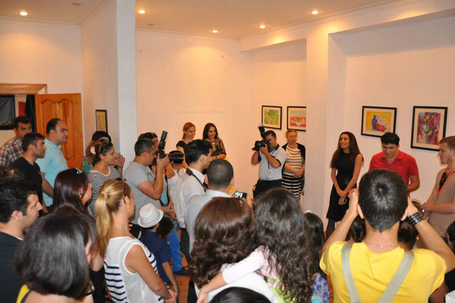 В Баку прошла выставка учеников художественной школы Arts School "Мир красок" (ФОТО)