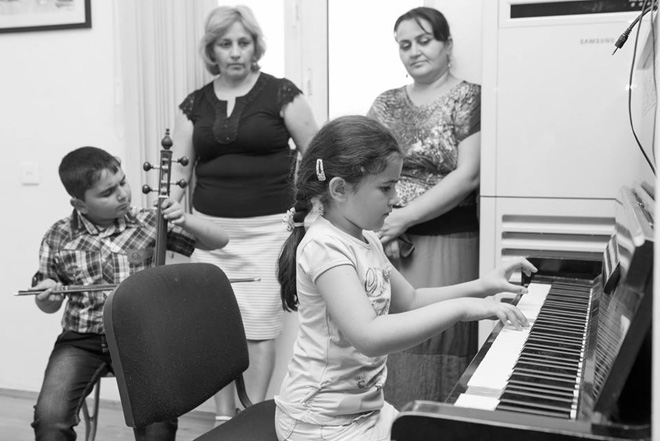 В Баку прошла выставка учеников художественной школы Arts School "Мир красок" (ФОТО)