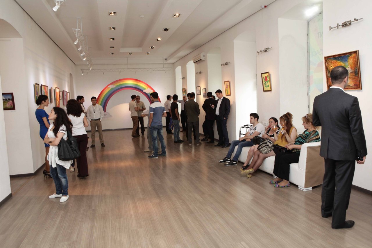 В Баку открылась благотворительная выставка "Радуга" (ФОТО)