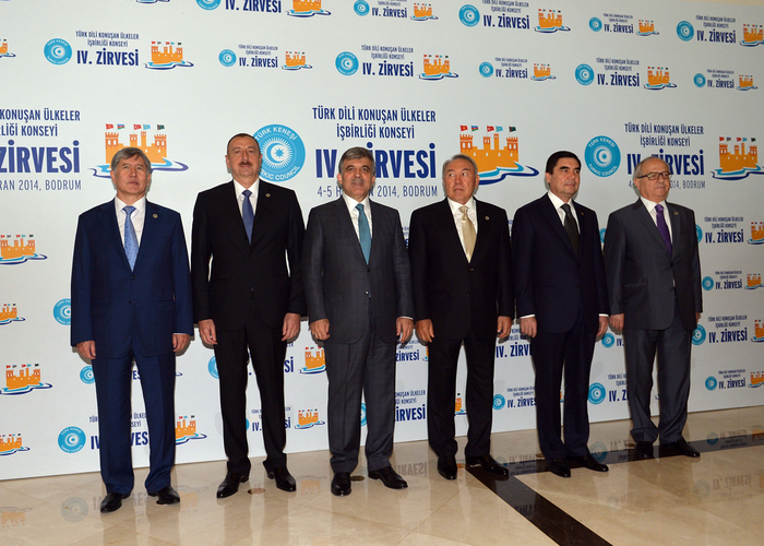 Президент Ильхам Алиев: На определенном этапе Совет сотрудничества тюркоязычных государств должен подумать о создании совместного инвестиционного фонда (ФОТО)